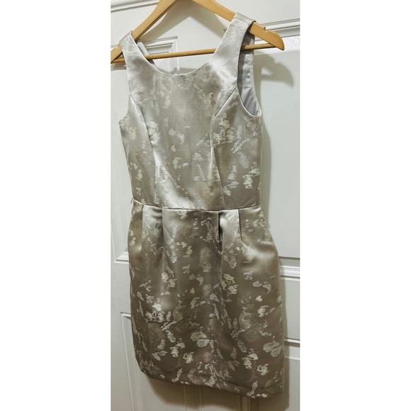 White‎ House Black Market Brocade Sleeveless Dress Silver Metallic Floral Size 4 - Picture 3 of 8